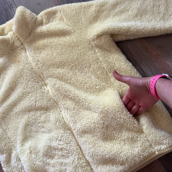 Uniqlo Fuzzy Banana Yellow Short Teddy Jacket Size: Large (L) - Picture 9 of 15
